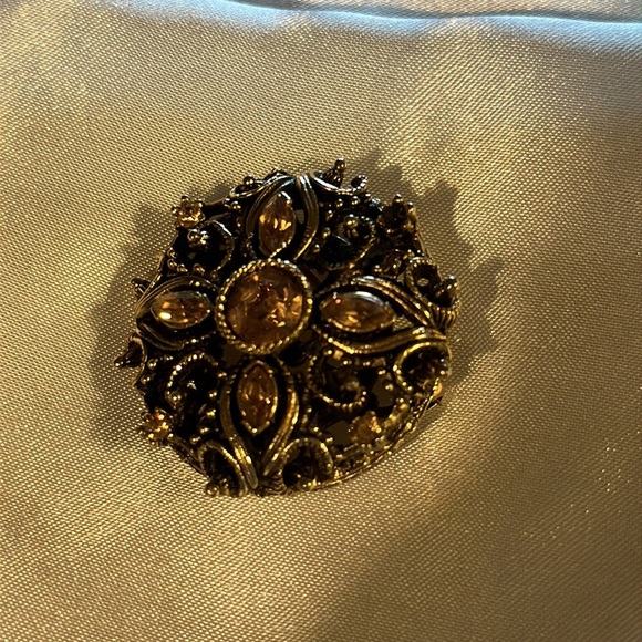 Vintage Goldtone Rhinestone Brooch - missing one tiny stone see pic! So pretty! - Picture 2 of 6